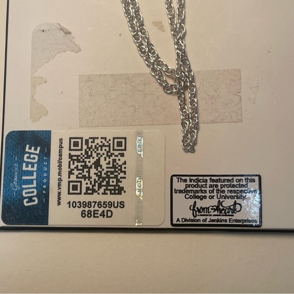 University of Georgia Bulldogs Silver Tone “G” Pendant Necklace - Picture 3 of 3